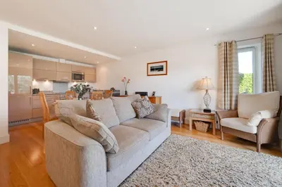 a living room with a couch and a kitchen at 2 Bed in Porthleven oc-1mont in Porthleven