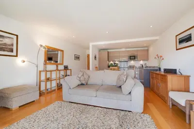 a living room with a couch and a kitchen at 2 Bed in Porthleven oc-1mont in Porthleven