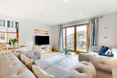 a living room with a couch and a tv at 2 Bed in Looe oc-6creek in Looe