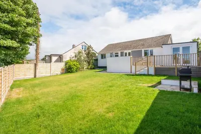 a yard with a fence and a house at 3 Bed in Higher Crackington oc-avond in Crackington Haven