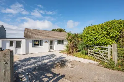 a white house with a gate and a fence at 3 Bed in Higher Crackington oc-avond in Crackington Haven