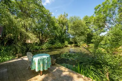 a table sitting on a deck next to a pond at 1 Bed in Trehunist oc-chretr in Quethiock