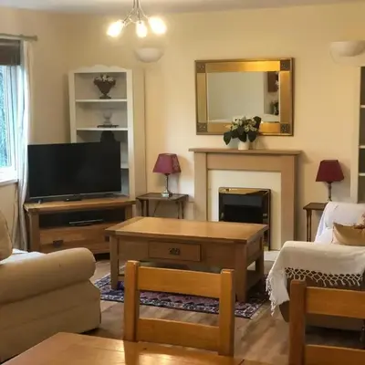 Cosy 3 Bedroom House on Cornish estate with pool