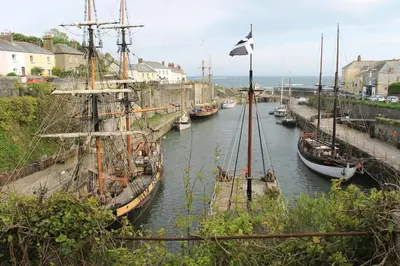 a group of boats are docked in a canal at 2 Bed in Carlyon Bay oc-crinni in Carlyon Bay