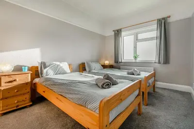 two twin beds in a bedroom with a window at 4 Bed in Polruan oc-csclif in Fowey