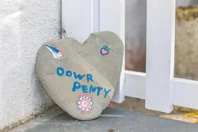 a heart shaped rock with the words donor party on it at 3 Bed in Helford oc-dowrpe in Helford
