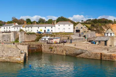a small town next to a body of water at 4 Bed in Pentewan oc-edghil in Pentewan