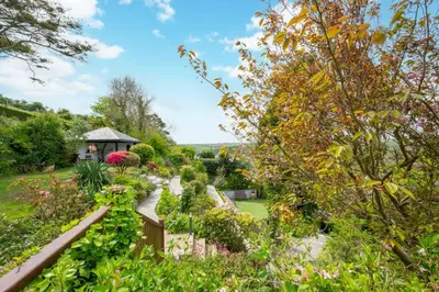 a garden with many plants and a fence at 4 Bed in Pentewan oc-edghil in Pentewan