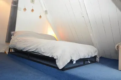 a bed in a corner of a room at 3 Bed in Helford oc-hcmimo in Helford