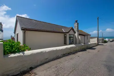 a building on the side of a street at 3 Bed in Porthleven oc-ingnoo in Porthleven
