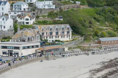 a group of buildings on a hill next to a beach at 2 Bed in Looe oc-l30035 in Looe