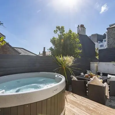 Azenor House - Central Location - Hot Tub - Free Parking & WiFi - 3 Pets Accepted