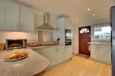 a kitchen with a bowl of fruit on a counter at 2 Bed in Porthleven oc-lampho in Porthleven