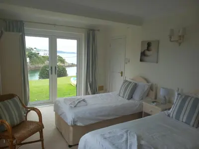 a hotel room with two beds and a window at 3 Bed in Mevagissey oc-windru in Mevagissey