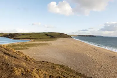 a sandy beach with the ocean in the background at 1 Bed in Garras oc-l27431 in Mawgan