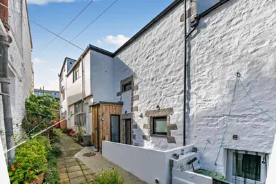 an external view of a white brick building at 2 Bed in Porthleven oc-nights in Porthleven