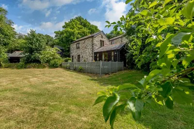 an old stone house with a yard at 2 Bed in Bodmin oc-p00405 in Bodmin