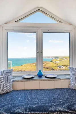 a room with a large window with two plates at 3 Bed in Port Isaac oc-secrft in Port Isaac