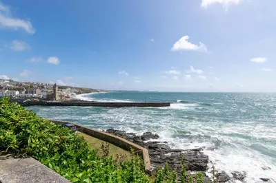 a view of the ocean and a pier at 2 Bed in Porthleven oc-stmich in Porthleven