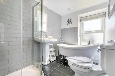 a bathroom with a toilet and a sink and a tub at 2 Bed in Porthleven oc-suffol in Porthleven