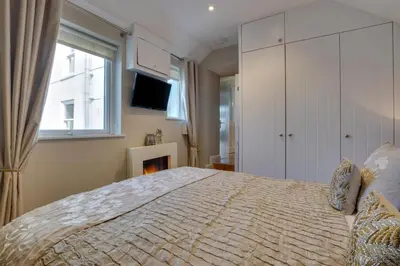 a bedroom with a bed and a window at 1 Bed in St. Ives oc-aqua19 in St Ives