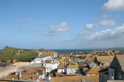 a small town with houses and a beach at 2 Bed in St Ives oc-f1meor in St Ives
