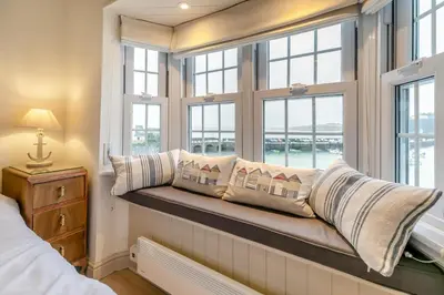 a window seat in a bedroom with windows at 1 Bed in St Ives oc-lhse in St Ives