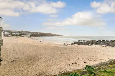 a sandy beach with a view of the ocean at 1 Bed in St Ives oc-nic01 in St Ives