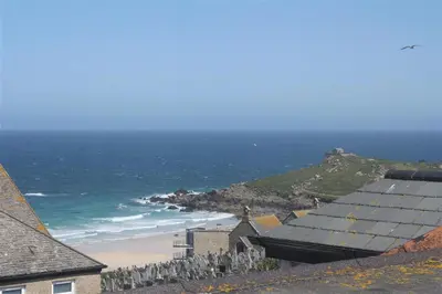 a view of a beach with houses and the ocean at 2 Bed in St Ives oc-ven10a in St Ives