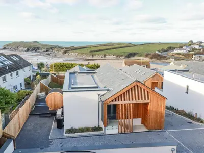 a house with a view of the ocean at 7 Longshore in Newquay