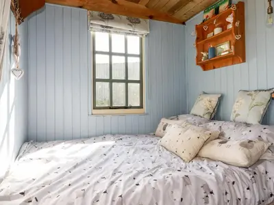 a bed in a room with a window at Shepherds Retreat in Launceston