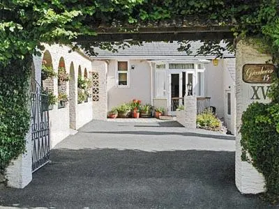 an entrance to a white house with an archway at Greenhaven in Par