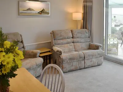 a living room with a couch and a chair at Greenhaven in Par