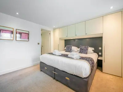 a bedroom with a large bed in a room at Valley Gallery - 27075 in Perranwell