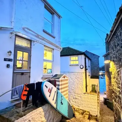 SMUGGLERS HIDE or SMUGGLERS CABIN - EITHER a 2 Bedroom FISHERMANS COTTAGE with Childs Bunk and HARBOUR VIEWS - OR a ground floor private small CABIN ROOM - 10 Metres To Sea Front - Book Both for a 3 Bed House - 2023 GLOBAL REFURBISHMENT AWARD WINNER