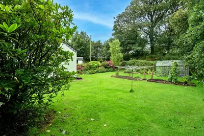 a garden with a net in the grass at Finest Retreats - Skylarks in Boscastle