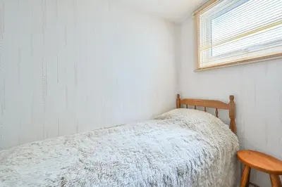 a small bedroom with a bed and a window at 3Bed Apartment Sleeps 5- Parking Wifi Near Beach in Looe