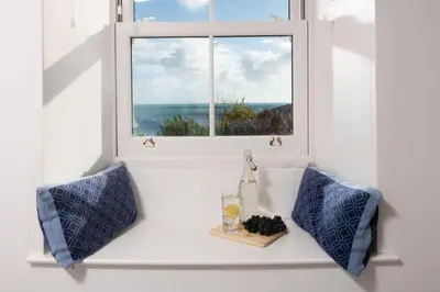a window with a view of the ocean at Chy an Mor in Coverack