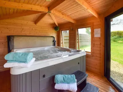 a jacuzzi tub in a log cabin at 3 Bed in Helston oc-htfox in Saint Martin