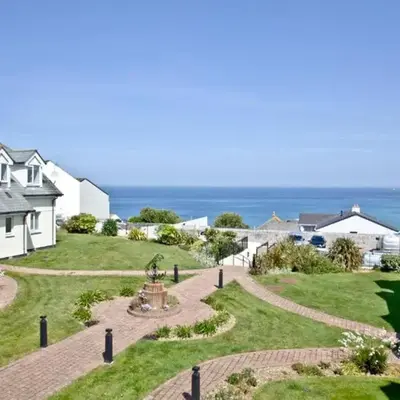 Fistral beachside escape - dramatic ocean views