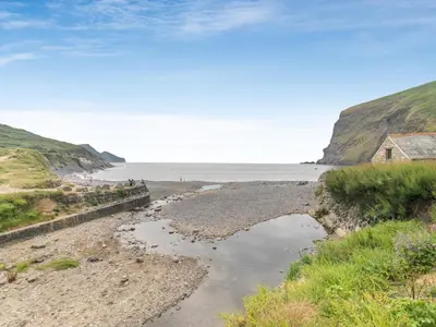 a body of water next to a beach at 1 Bed in Bude oc-tchawth in Saint Gennys