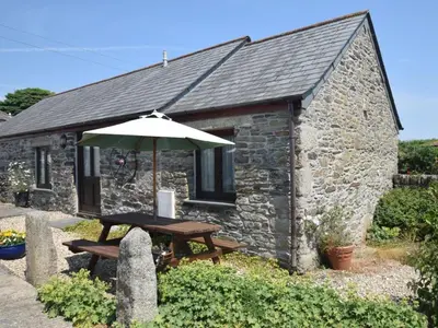 a stone cottage with a picnic table and an umbrella at 2 Bed in Launceston oc-congs in North Hill