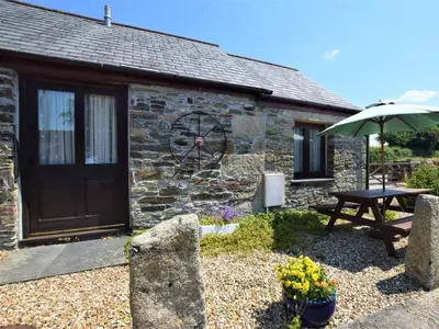 a stone cottage with a picnic table and an umbrella at 2 Bed in Launceston oc-congs in North Hill