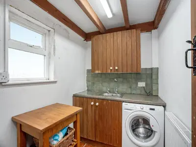 a laundry room with a washing machine and a sink at Carneggo in Saint Dennis