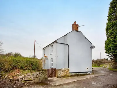 a small white house with a chimney on top at Carneggo in Saint Dennis