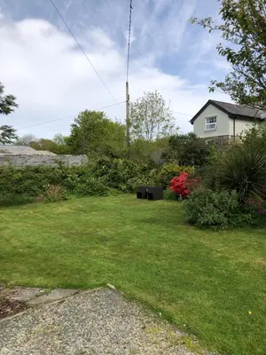 a yard with a house and a lawn with a house at The Artists Barn in Launceston