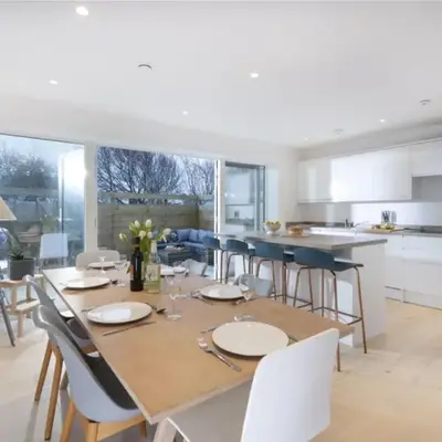 Sunny Eco Home minutes from the beach (Tamsin)