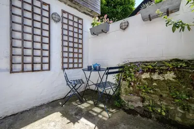 a table and chairs in the corner of a house at Sea Horses in Port Isaac