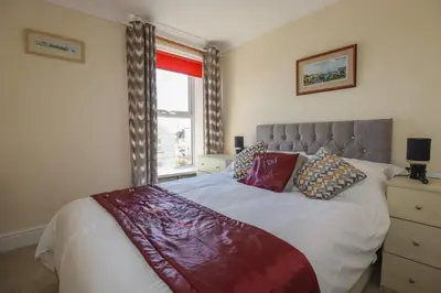 a bedroom with a large bed with a window at Eden Retreat in Par