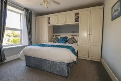 a bedroom with a bed and a window at Eden Retreat in Par